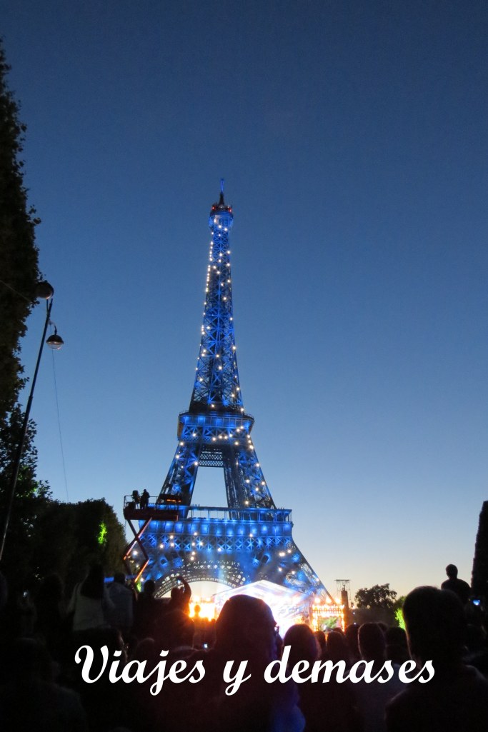 La torre cambió varias veces de colores durante el concierto.