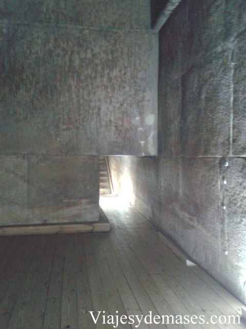 Interior de la  pirámide.